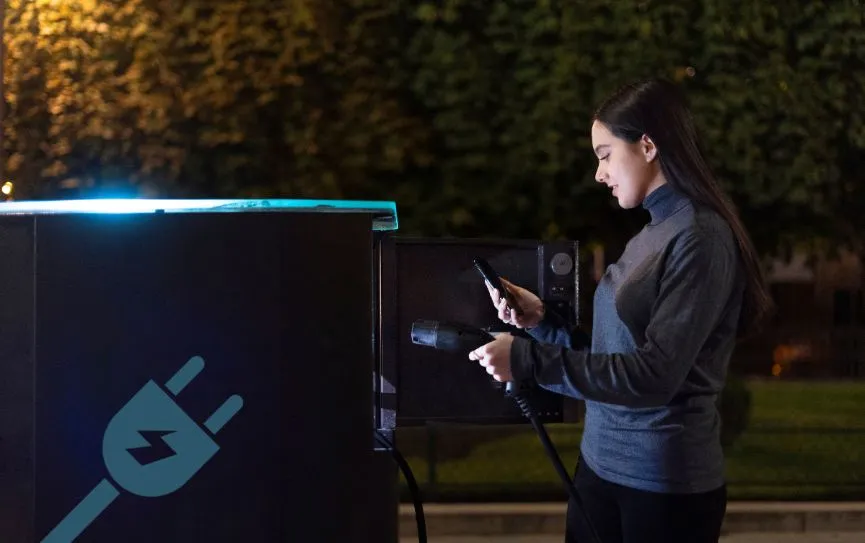 Ultra Fast DC EV Charger Model HSFDC120300 by Qvolt — 320kW DC fast charging station for electric vehicles in UAE