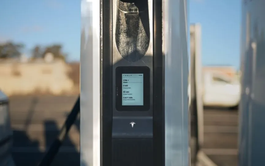 DC fast charging station for electric vehicles in Dubai by Qvolt